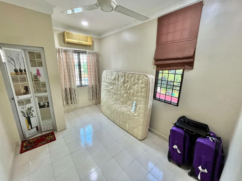 Rumah Teres 2-Tingkat untuk Dijual di Seksyen 3 (Bangi) - Azli Ibrahim - Bedroom - PropertyGuru.com.my