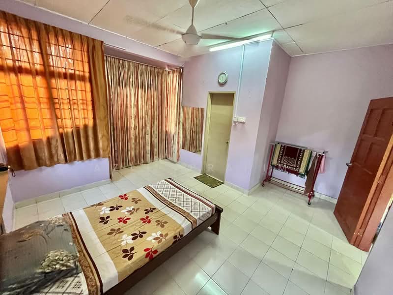 Rumah Teres 2-Tingkat untuk Dijual di Seksyen 3 (Bangi) - Azli Ibrahim - Bedroom - PropertyGuru.com.my