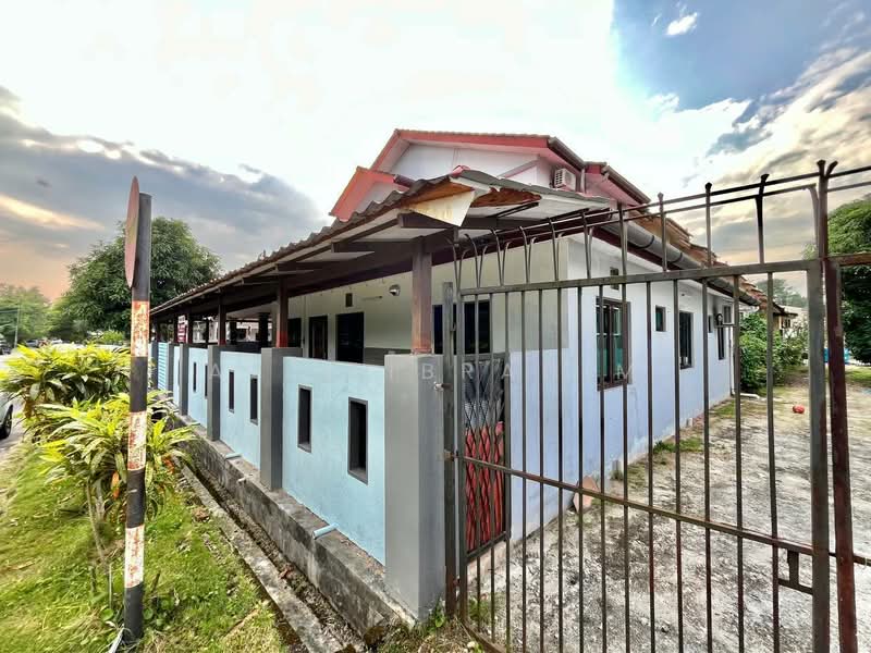 Rumah Teres 2-Tingkat untuk Dijual di Seksyen 3 (Bangi) - Azli Ibrahim - Exterior - PropertyGuru.com.my