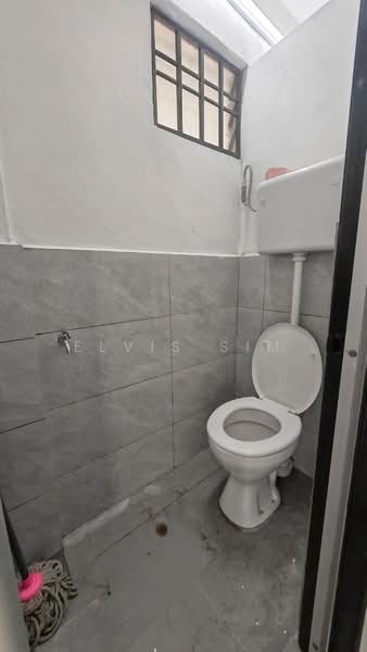 Rumah Flat untuk Dijual di Geharu Flat - Elvis Sim - Bathroom - PropertyGuru.com.my