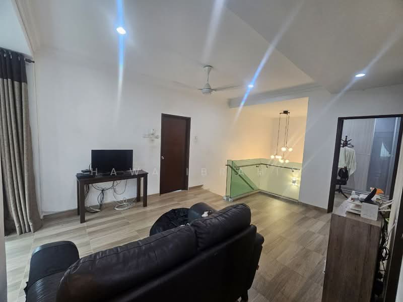 Rumah Teres 2-Tingkat untuk Dijual di Bandar Seri Putra (Bangi) - Hawa Ibrahim - Living Room - PropertyGuru.com.my