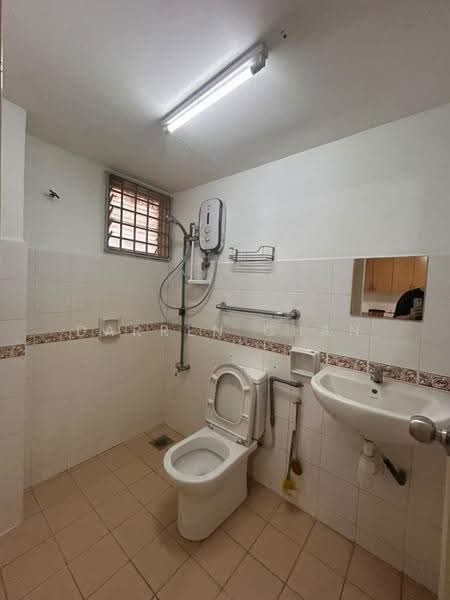Rumah Teres untuk Dijual di Bandar Kinrara Seksyen 5 (Bandar Kinrara) - Darren Chan - Bathroom - PropertyGuru.com.my