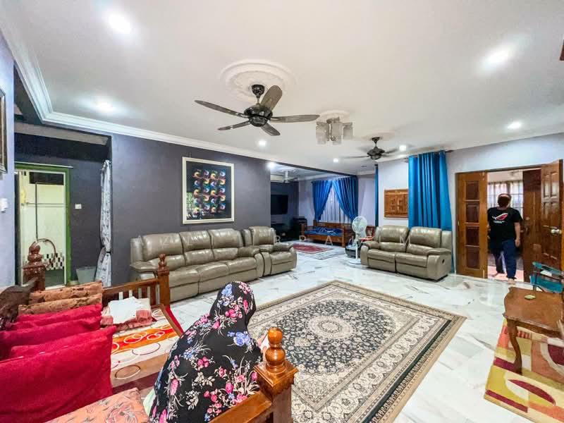 Bungalow House untuk Dijual di Bandar Rinching (Semenyih) - Azli Ibrahim - Living Room - PropertyGuru.com.my
