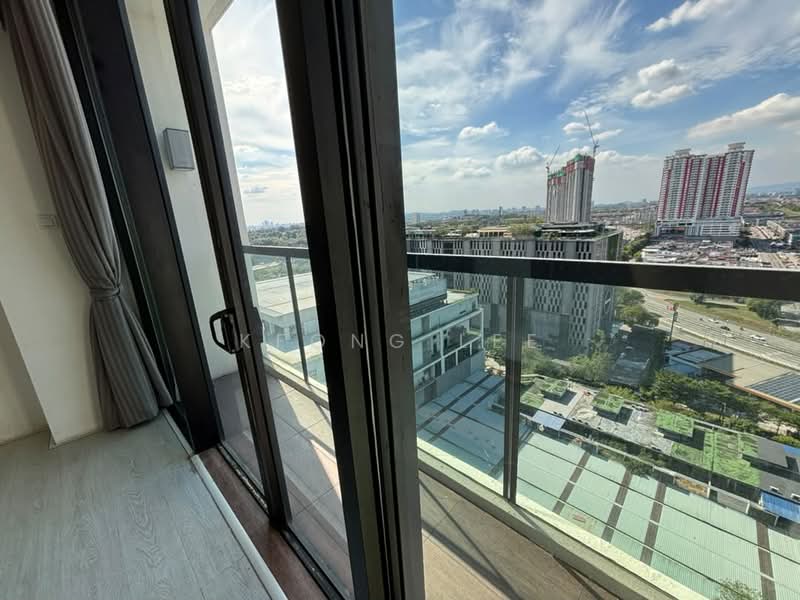 Kediaman Servis untuk Disewa di The Square @ One City - Kfong Lee - Balcony - PropertyGuru.com.my