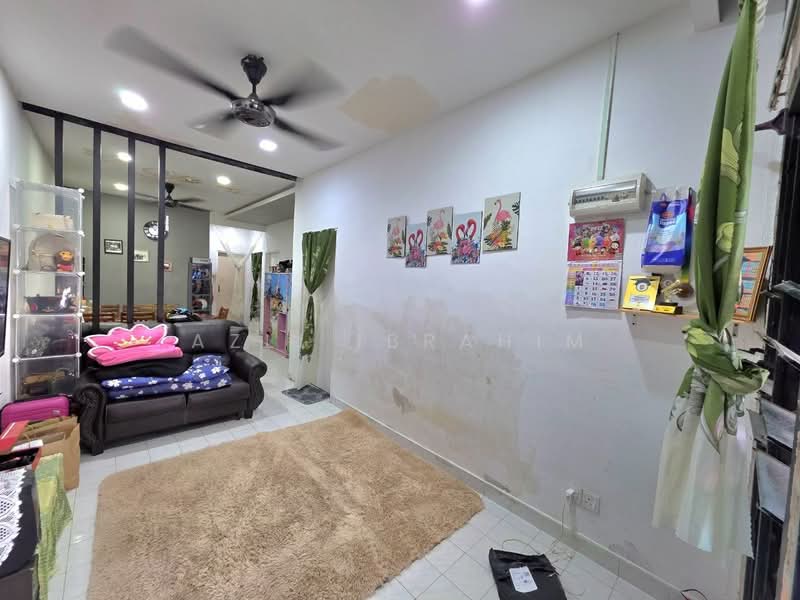 1-storey Terraced House for Sale in Seksyen 16 (Bangi) - Azli Ibrahim - Living Room - PropertyGuru.com.my