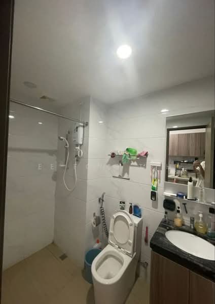 Kediaman Servis untuk Dijual di Country Garden Central Park - Ee Fong Toh - Bathroom - PropertyGuru.com.my