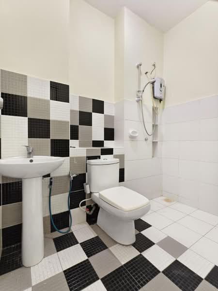 Rumah Teres 2-Tingkat untuk Dijual di Taman Setia Indah (Tebrau) - Melinda Ee - Bathroom - PropertyGuru.com.my