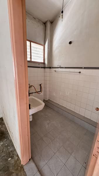 2-storey Terraced House for Sale in Jalan Klang Lama (Old Klang Road) (Kuala Lumpur) - Yen Lim - Bathroom - PropertyGuru.com.my