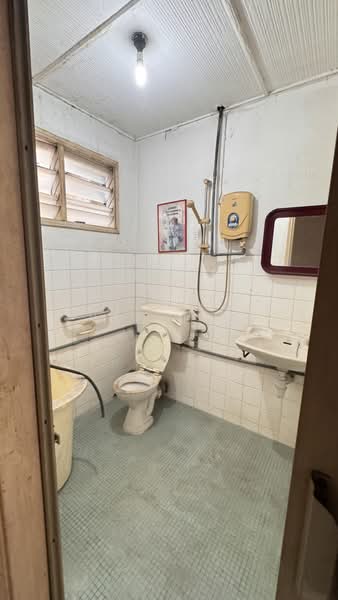 2-storey Terraced House for Sale in Jalan Klang Lama (Old Klang Road) (Kuala Lumpur) - Yen Lim - Bathroom - PropertyGuru.com.my