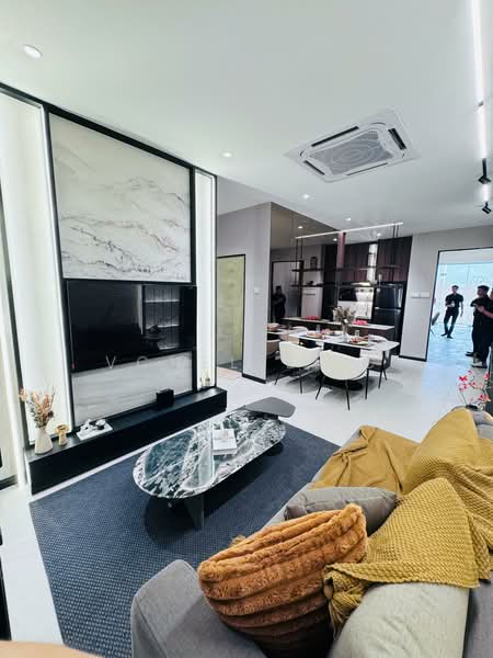 Kediaman Servis untuk Dijual di Residensi Maxim Pelangi (The Address, Johor Bahru) - Vchelle. C - Living Room - PropertyGuru.com.my