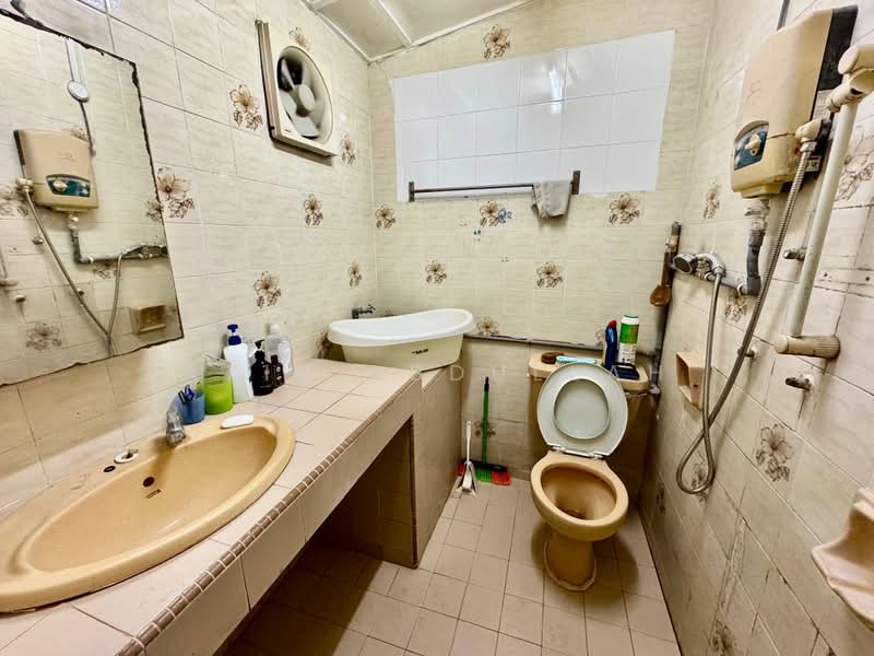 1-storey Terraced House for Sale in Bandar Baru Sri Petaling (Sri Petaling) - Aziz Abdullah - Bathroom - PropertyGuru.com.my