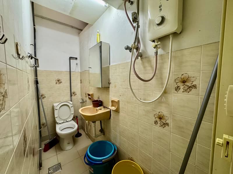 1-storey Terraced House for Sale in Bandar Baru Sri Petaling (Sri Petaling) - Aziz Abdullah - Bathroom - PropertyGuru.com.my