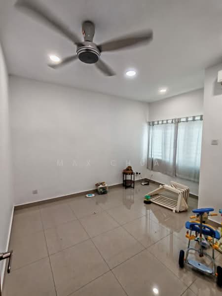 Rumah Teres 2-Tingkat untuk Dijual di Taman Bukit Serdang (Seri Kembangan) - Max Chua - Living Room - PropertyGuru.com.my