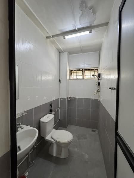 Rumah Teres 2-Tingkat untuk Dijual di SS17 (Subang Jaya) - Stanley Ng - Bathroom - PropertyGuru.com.my