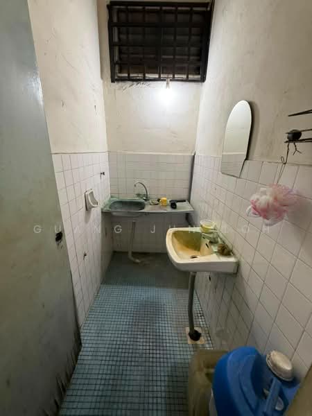 Kilang Teres untuk Dijual di Taman Desa Jaya (Ulu Tiram) - Guang Jun Loh - Bathroom - PropertyGuru.com.my