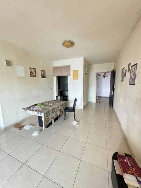 Kediaman Servis untuk Dijual di Sky Breeze Service Apartment - Lui Lui - Living Room - PropertyGuru.com.my