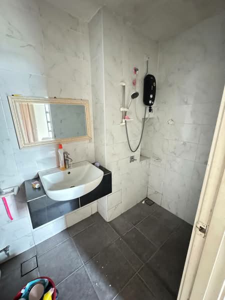 Kediaman Servis untuk Dijual di Sky Breeze Service Apartment - Lui Lui - Bathroom - PropertyGuru.com.my