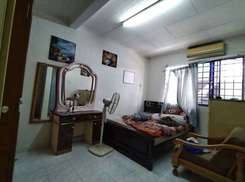 2-storey Terraced House for Sale in Taman Bukit Kempas (Tampoi) - Gemma Wong - Bedroom - PropertyGuru.com.my