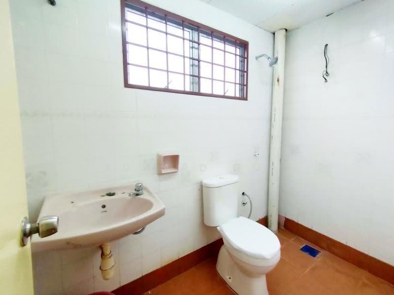 Rumah Teres 2-Tingkat untuk Dijual di Taman Bukit Belimbing (Balakong) - Edward Ooi - Bathroom - PropertyGuru.com.my