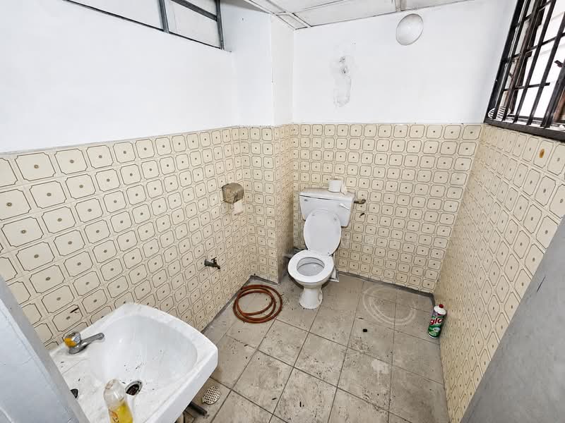 Kedai untuk Disewa di SS 21, Damansara Utama (Petaling Jaya) - Lee Jo Surf - Bathroom - PropertyGuru.com.my