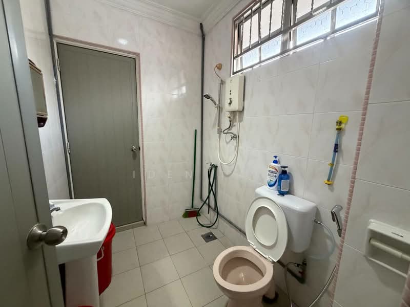 2-storey Terraced House for Sale in Taman Perling (Perling) - Iden Tan - Bathroom - PropertyGuru.com.my