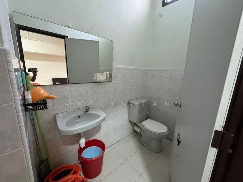 1.5-storey Terraced House for Sale in Taman Pelangi Indah (Ulu Tiram) - Jaslyn Tan - Bathroom - PropertyGuru.com.my