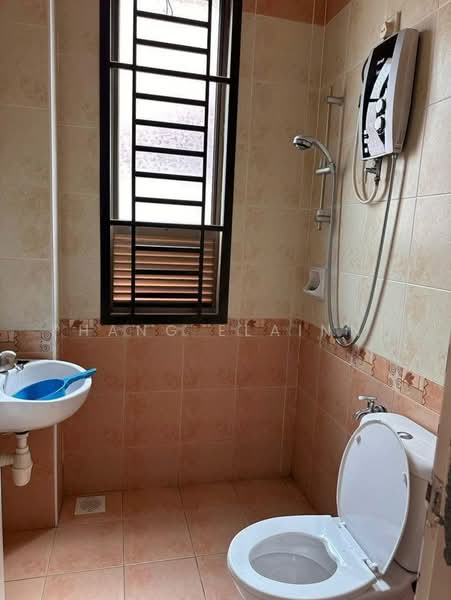 Rumah Berkembar untuk Dijual di Austin Perdana (Tebrau) - Phang Elainne - Bathroom - PropertyGuru.com.my
