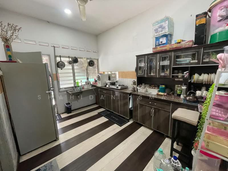 Rumah Teres 1-Tingkat untuk Dijual di Taman Teratai (Banting) - Shahidan Ismail - Kitchen - PropertyGuru.com.my