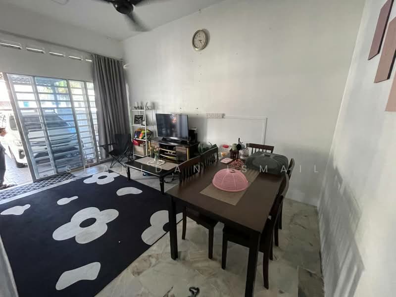 Rumah Teres 1-Tingkat untuk Dijual di Taman Teratai (Banting) - Shahidan Ismail - Living Room - PropertyGuru.com.my