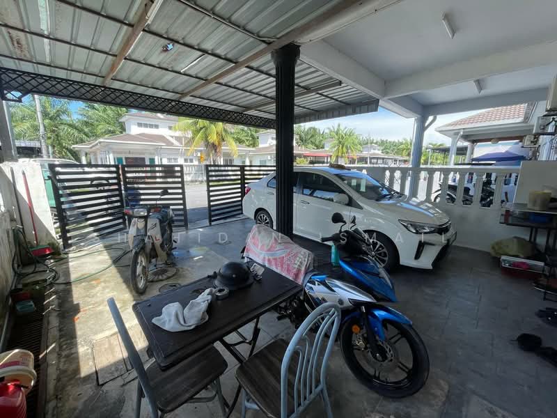 Rumah Teres 1-Tingkat untuk Dijual di Taman Teratai (Banting) - Shahidan Ismail - Car Park - PropertyGuru.com.my