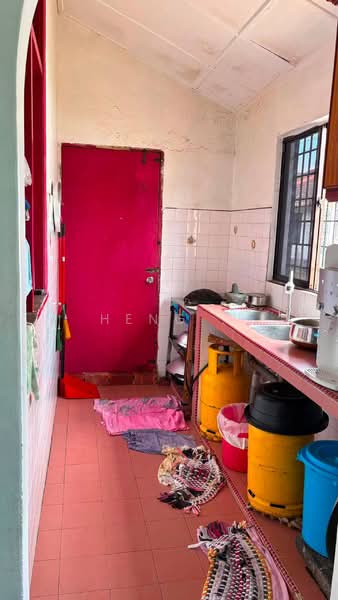 1.5-storey Terraced House for Sale in Taman Molek (Johor Bahru) - Heng . - Kitchen - PropertyGuru.com.my