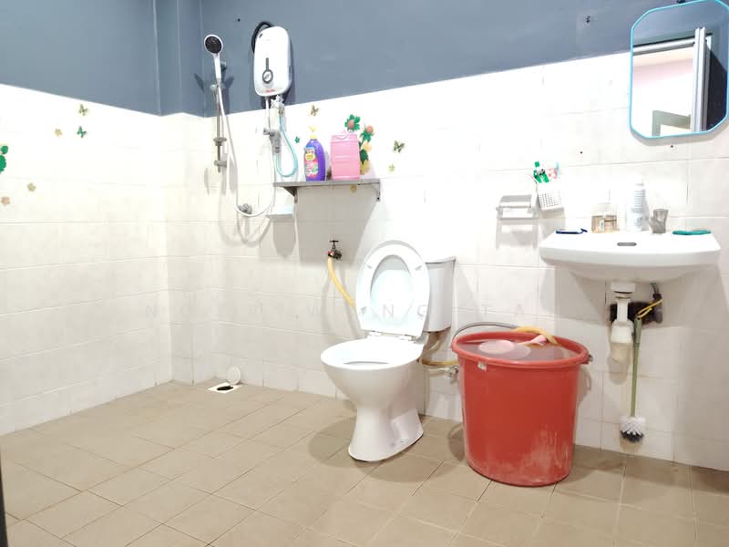 Rumah Teres 2-Tingkat untuk Dijual di Taman Krubong Utama (Krubong) - Ngee Wang Tan - Bathroom - PropertyGuru.com.my