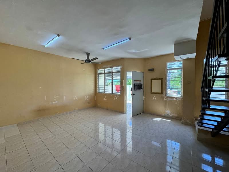 Rumah Teres 2-Tingkat untuk Dijual di Bandar Saujana Putra (Tanjong Duabelas) - Isfarizal fazz - Living Room - PropertyGuru.com.my