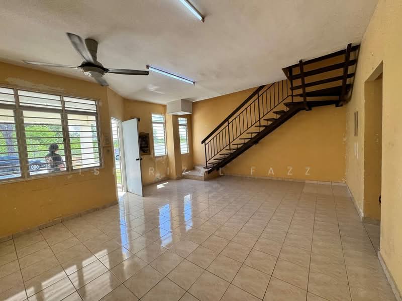 Rumah Teres 2-Tingkat untuk Dijual di Bandar Saujana Putra (Tanjong Duabelas) - Isfarizal fazz - Living Room - PropertyGuru.com.my