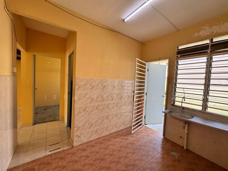 Rumah Teres 2-Tingkat untuk Dijual di Bandar Saujana Putra (Tanjong Duabelas) - Isfarizal fazz - Kitchen - PropertyGuru.com.my