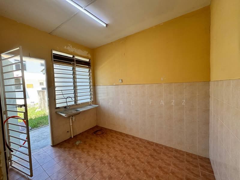 Rumah Teres 2-Tingkat untuk Dijual di Bandar Saujana Putra (Tanjong Duabelas) - Isfarizal fazz - Kitchen - PropertyGuru.com.my