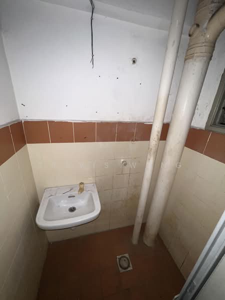 Pangsapuri untuk Dijual di Apartment Sri Rakyat - Travis Wong - Bathroom - PropertyGuru.com.my