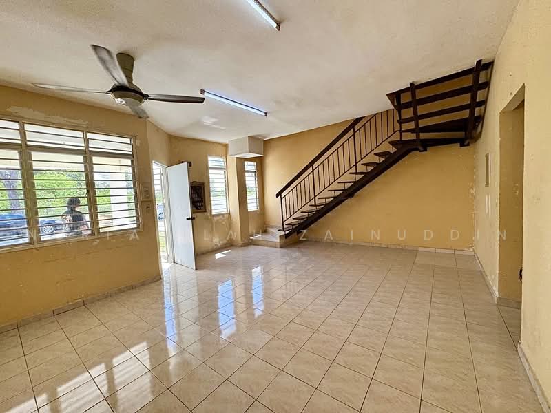 Rumah Teres 2-Tingkat untuk Dijual di Bandar Saujana Putra (Tanjong Duabelas) - NORFADILAH ZAINUDDIN - Living Room - PropertyGuru.com.my