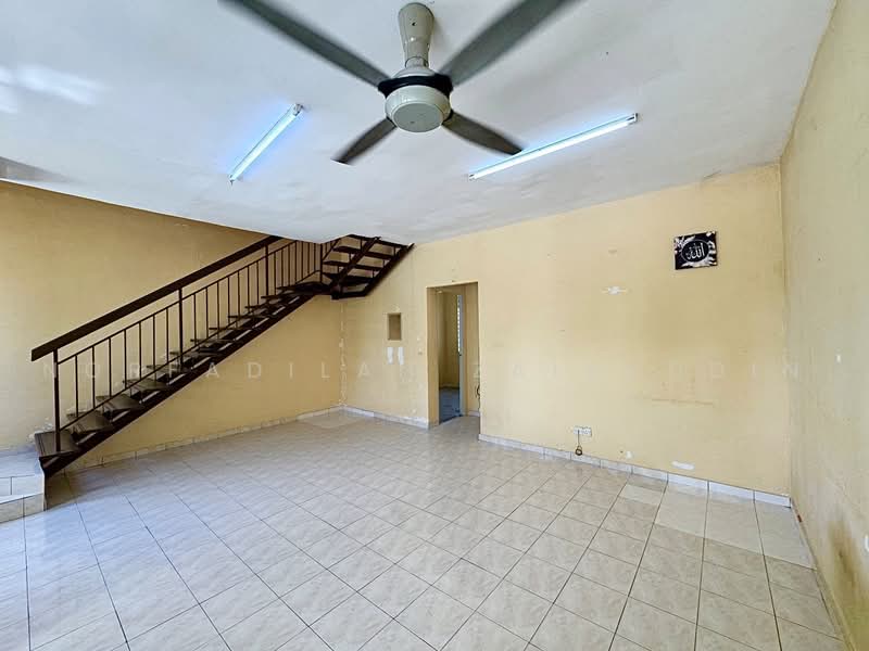 Rumah Teres 2-Tingkat untuk Dijual di Bandar Saujana Putra (Tanjong Duabelas) - NORFADILAH ZAINUDDIN - Living Room - PropertyGuru.com.my