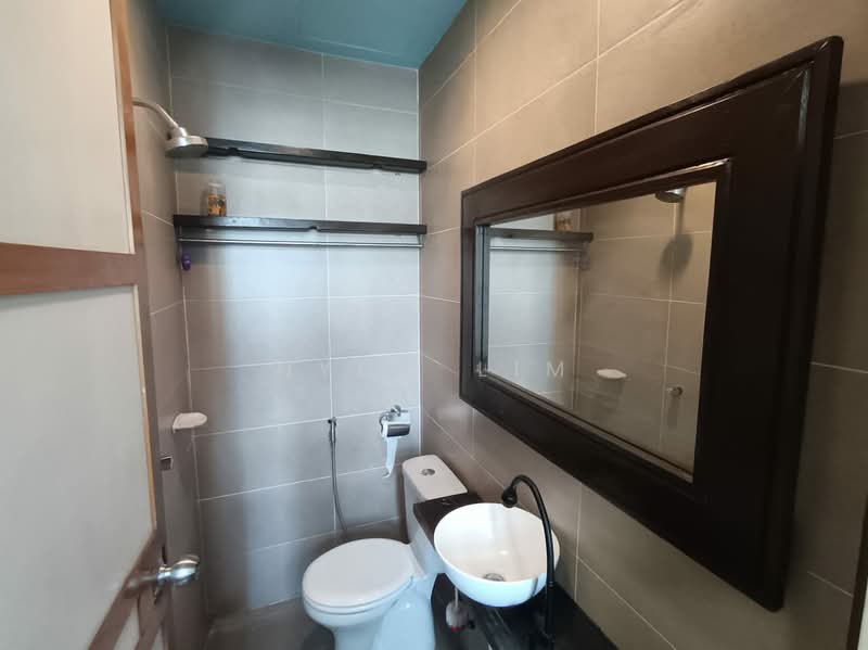 Kediaman Servis untuk Dijual di You Residences @ You City - Nyco Lim - Bathroom - PropertyGuru.com.my