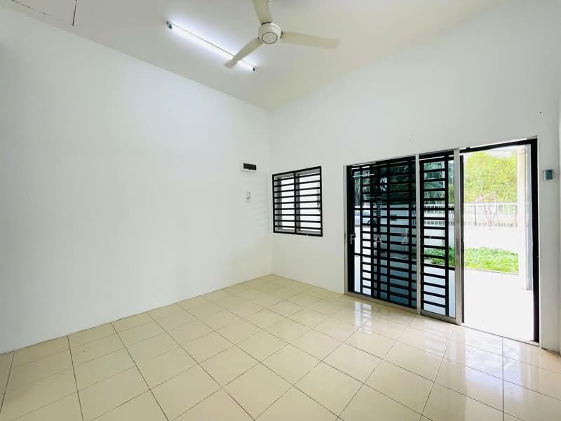 1-storey Terraced House for Sale in Klang (Selangor) - Isfarizal fazz - Living Room - PropertyGuru.com.my