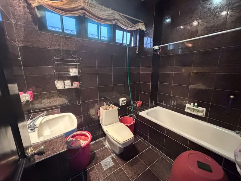 Rumah Berkembar untuk Dijual di Taman Pelangi (Johor Bahru) - Siau Tong Ling - Bathroom - PropertyGuru.com.my