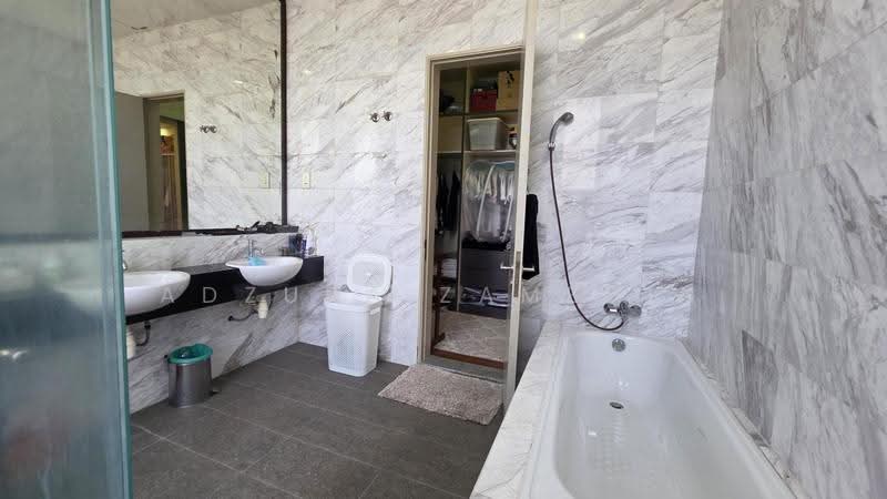 Bungalow House for Sale in Laman Seri (Shah Alam) - Adzura Zamedin - Bathroom - PropertyGuru.com.my