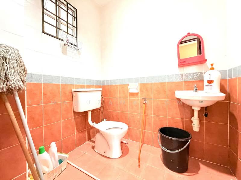 Rumah Berkembar untuk Dijual di Shah Alam (Selangor) - Kamaruzaman Omar - Bathroom - PropertyGuru.com.my