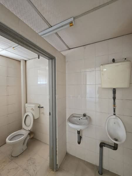 Shop for Sale in Bercham (Ipoh) - Gary Tang - Bathroom - PropertyGuru.com.my