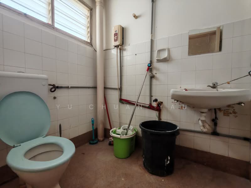 Pangsapuri untuk Dijual di Hilir Kota 1 Apartment - Yu Chuan Yau - Bathroom - PropertyGuru.com.my