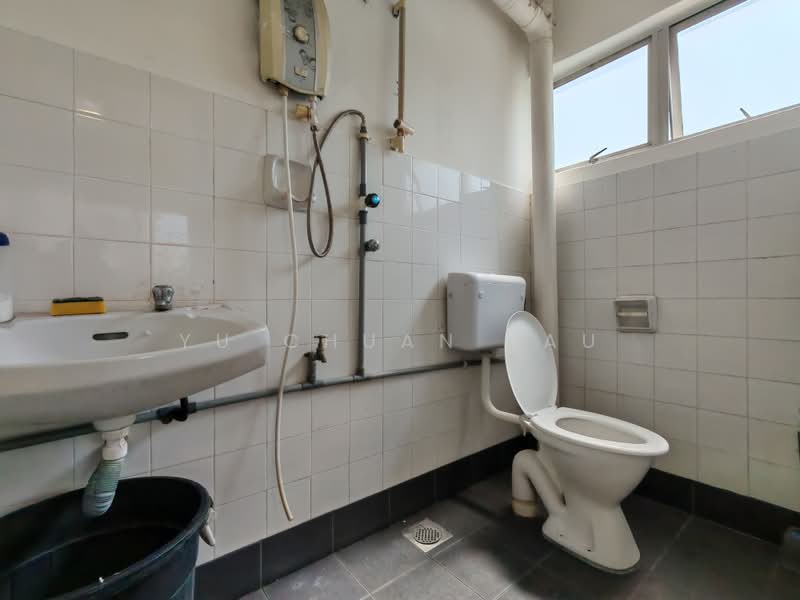 Pangsapuri untuk Dijual di Hilir Kota 1 Apartment - Yu Chuan Yau - Bathroom - PropertyGuru.com.my