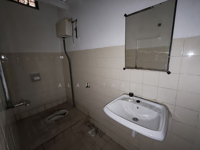 Shop / Office for Rent in Bandar Baru Permas Jaya (Permas Jaya) - Alan Tham - Bathroom - PropertyGuru.com.my