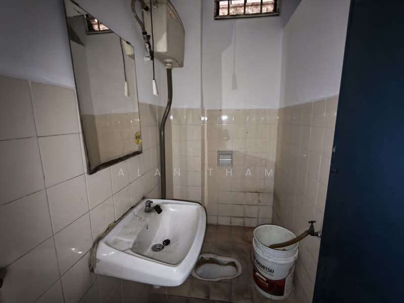 Shop / Office for Rent in Bandar Baru Permas Jaya (Permas Jaya) - Alan Tham - Bathroom - PropertyGuru.com.my