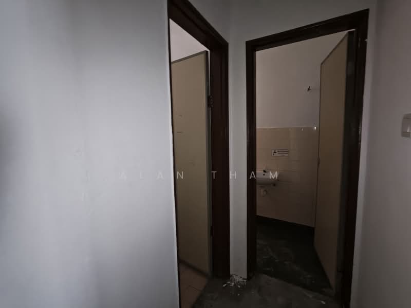Shop / Office for Rent in Bandar Baru Permas Jaya (Permas Jaya) - Alan Tham - Bathroom - PropertyGuru.com.my